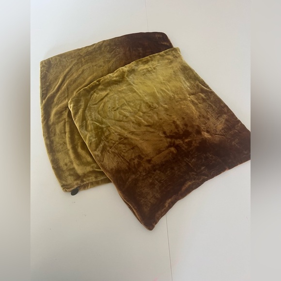 Pier 1 Moss Green Ombre Velvet Set Of Two Matching Throw Pillow Cases 16'x16" - Picture 3 of 7